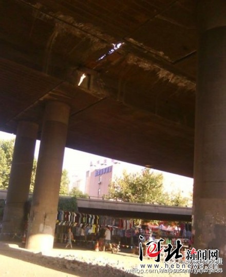 石家莊運(yùn)河橋“裂”了?原來是在維修加固“伸縮縫”""